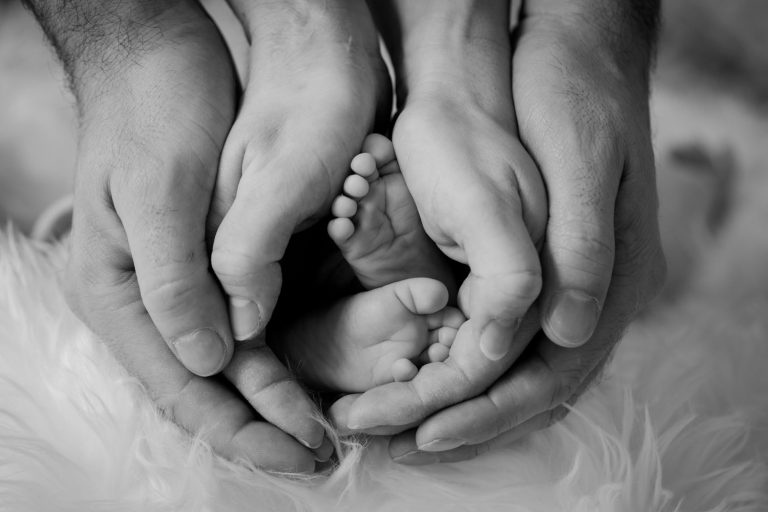 mains et petits pieds nouveau-né